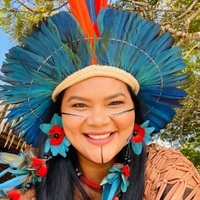 Mulher indígena do povo Borari de Alter do Chão, graduada em turismo, co-fundadora da Associação de Mulheres Indígenas Suraras do Tapajós.