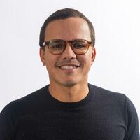 Executivo com ampla experiência em gestão cultural e institucional, atualmente atuando como Diretor Executivo do Museu do Amanhã, uma das principais instituições de ciência e cultura do Brasil. Nesse papel, ele lidera estratégias de impacto social, educativas e de governança, articulando parcerias e iniciativas que conectam ciência, futuro e sustentabilidade para públicos diversos.