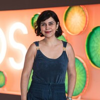 Jornalista com mais de vinte anos de experiência, atua na criação e desenvolvimento de narrativas para reportagens, livros, exposições e relatórios institucionais. Construiu sua trajetória como repórter e editora em veículos de grande relevância, como Folha de S.Paulo, Editora Globo e Valor Econômico. Possui pós-graduação em escrita criativa pelo Instituto Vera Cruz e é mestre e doutora em Letras pela PUC-Rio. Em 2018, foi finalista do Prêmio Jabuti com o catálogo Manual de Inovanças, do Museu do Amanhã.